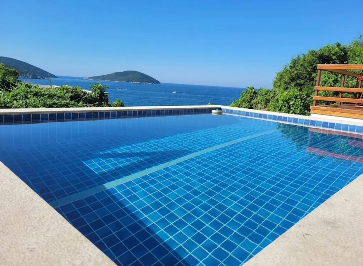 Piscina privativa da Casa La Graciosa com vista panorâmica para o mar de Arraial do Cabo